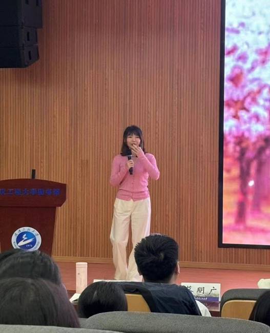 ���Ӻ�Ů���ڵ���ǰ�Ϳ��Ŷ���ò���Զ�����